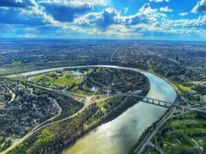 River runs through city